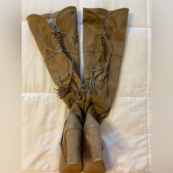 NWOT Charlotte Russe Tan Knee-High Boots. Size 9 - Picture 2 of 4